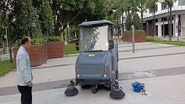 駕駛式掃地車(chē)讓物業(yè)管理更出彩