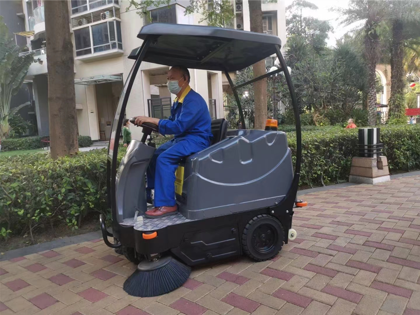 2萬(wàn)預算！輕松拿下中型駕駛掃地車(chē)